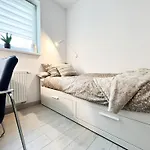 Walk To Park, Modern 2Bd Kitchen! Balcony, Parking