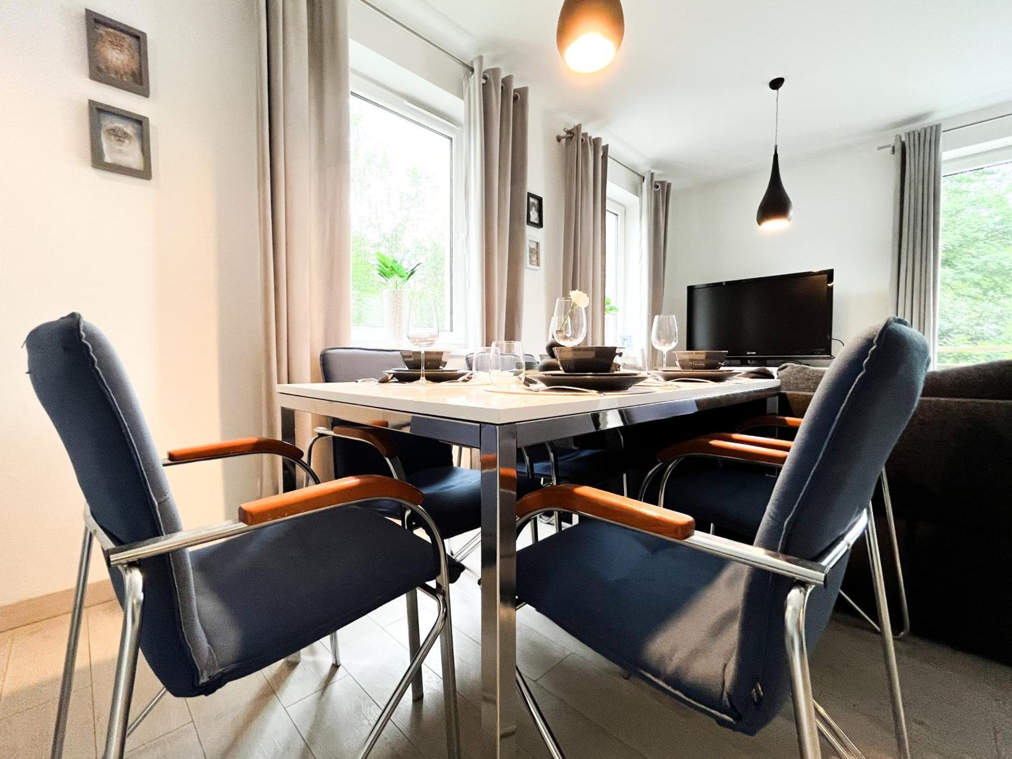 Walk To Park, Modern 2bd Kitchen! Balcony, Parking Apartament *