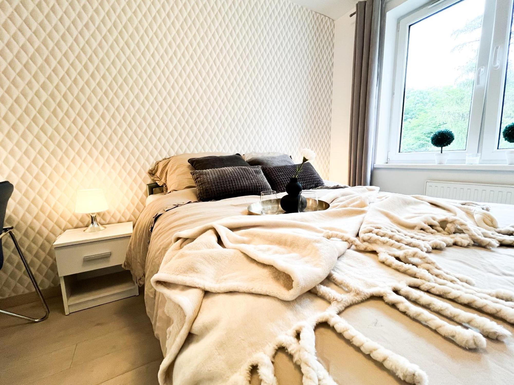 Apartament Walk To Park, Modern 2bd Kitchen! Balcony, Parking