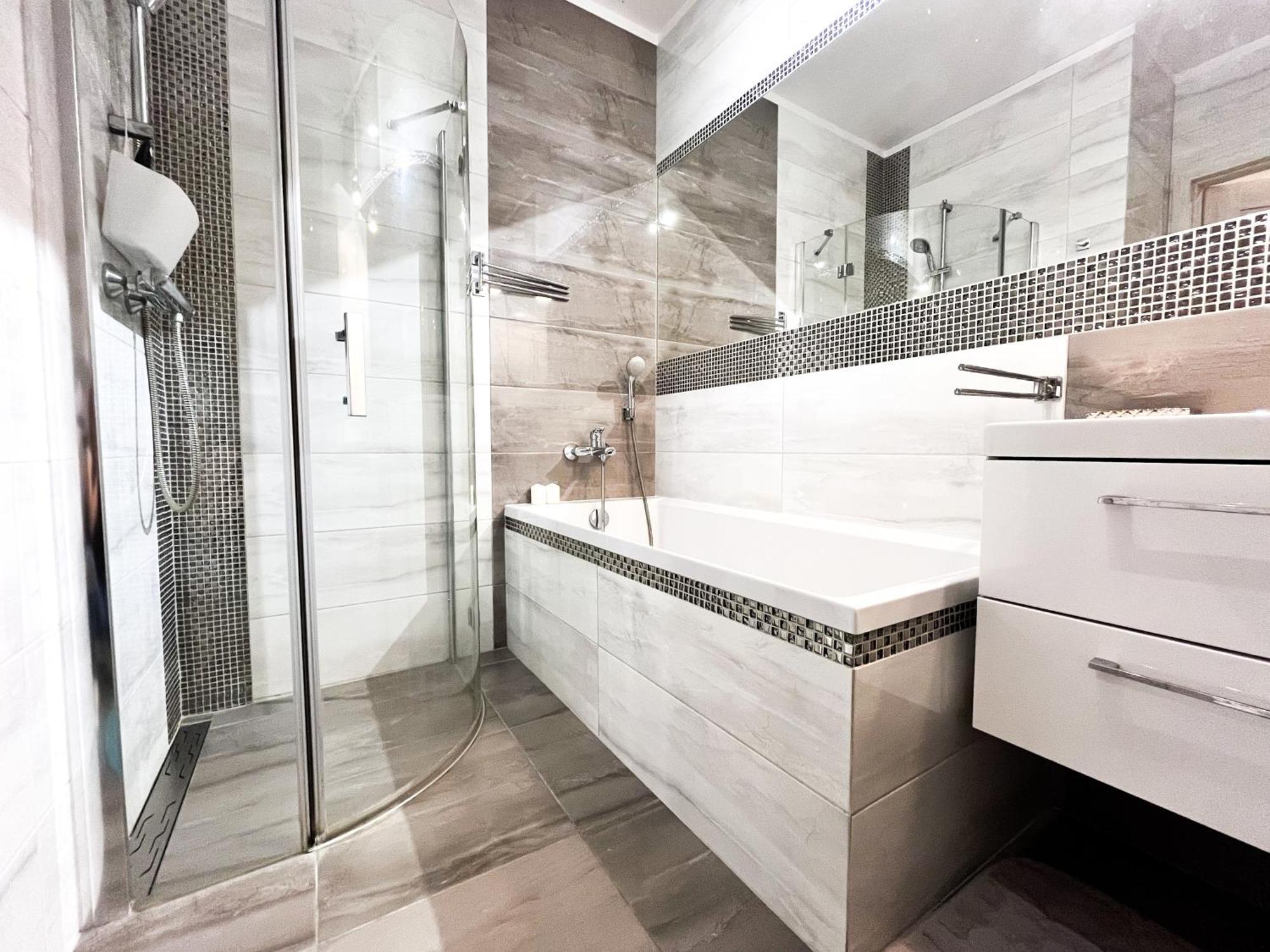 Walk To Park, Modern 2bd Kitchen! Balcony, Parking * Wrocław