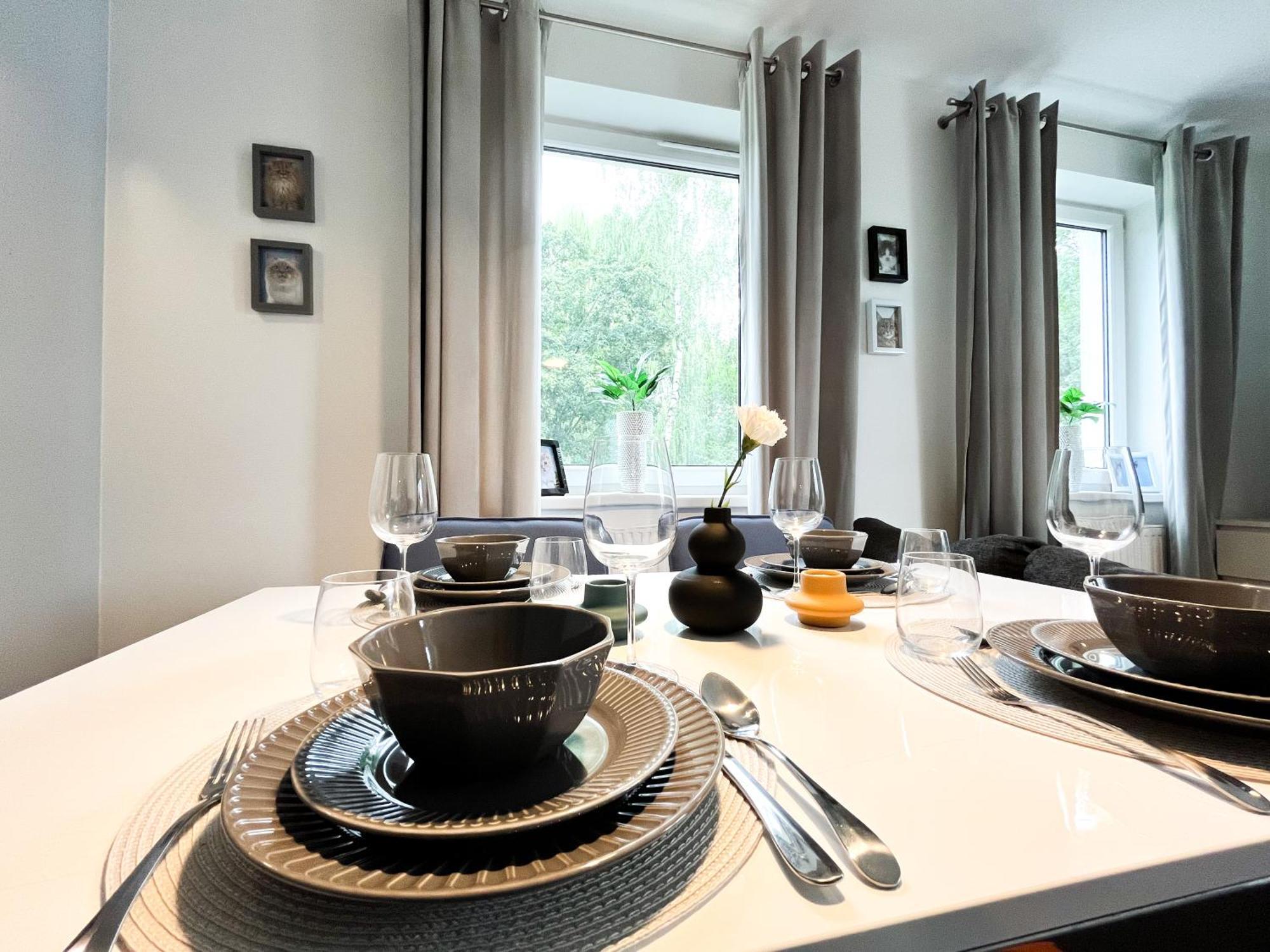Walk To Park, Modern 2bd Kitchen! Balcony, Parking Apartament Wrocław