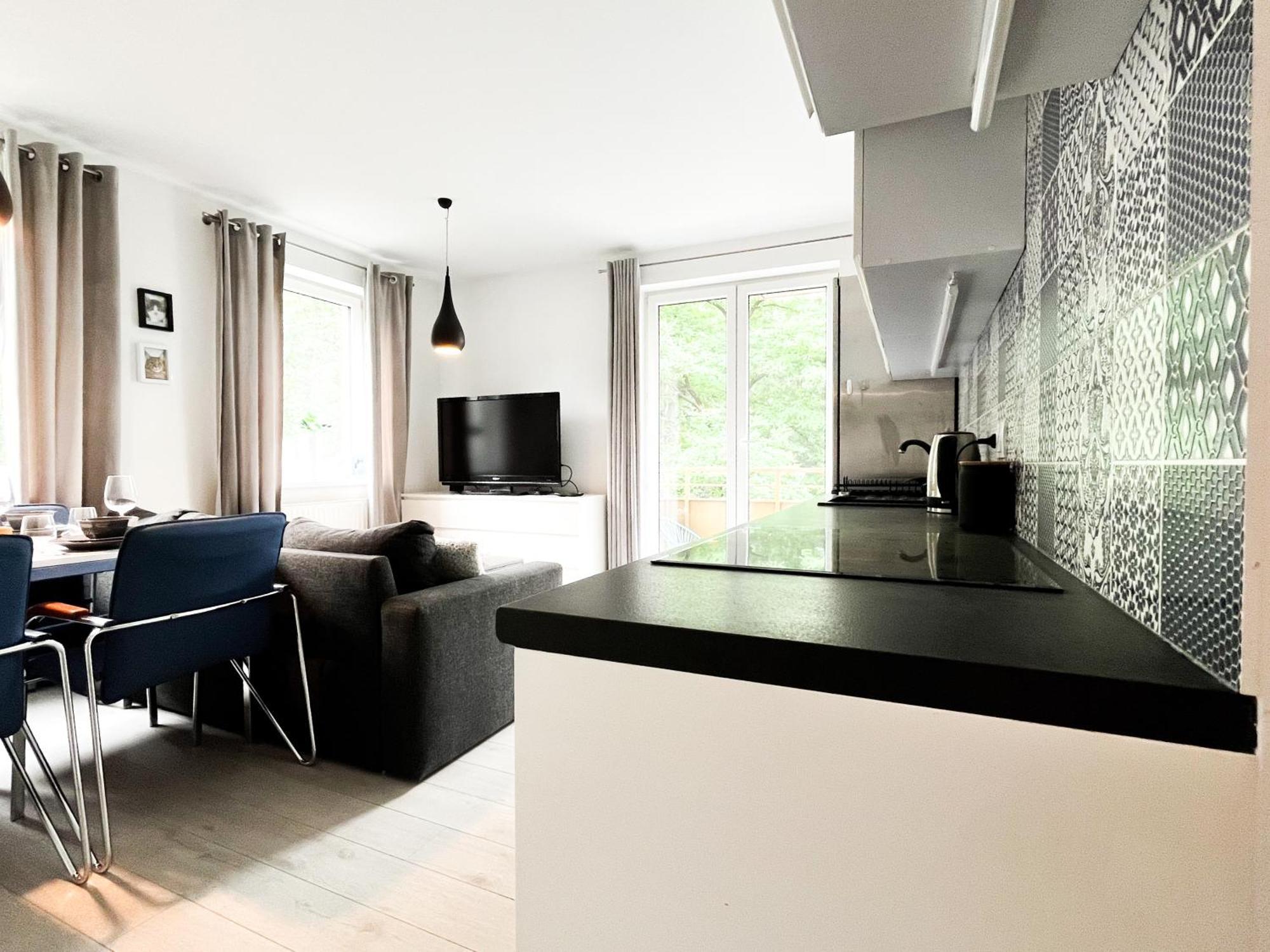 Walk To Park, Modern 2bd Kitchen! Balcony, Parking Apartament Wrocław