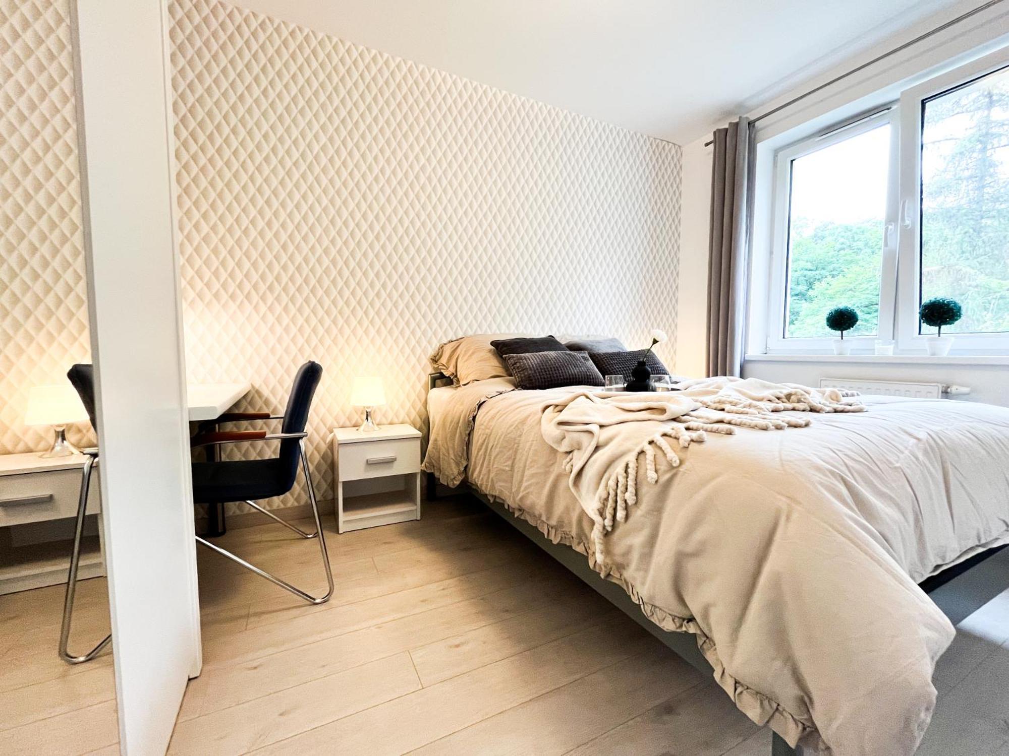 Walk To Park, Modern 2bd Kitchen! Balcony, Parking Apartament *